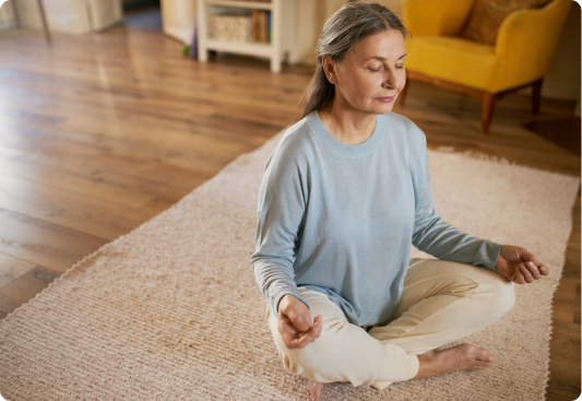 Mujer haciendo yoga
